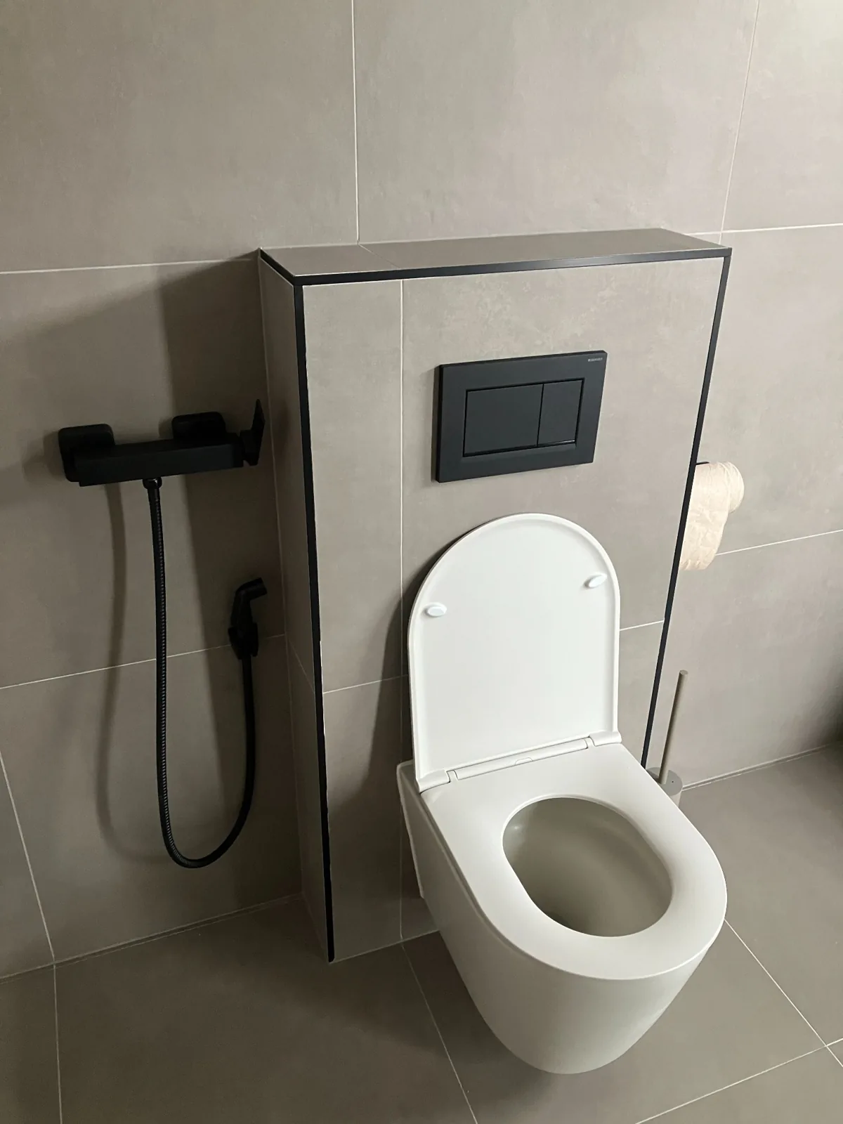 Závěsné WC s bidetovou sprškou