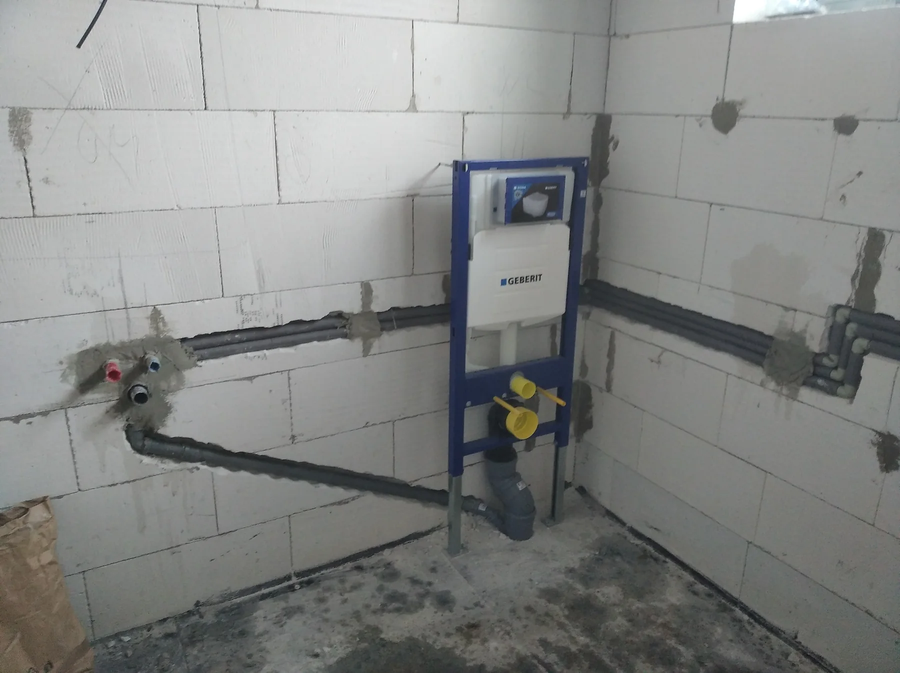 Příprava koupelny a závěsného WC